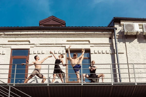 도시의 계단에서 공연하고 있는 현대 발레 무용수들의 그룹 — 스톡 사진