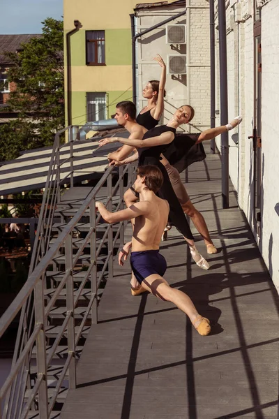 The group of modern ballet dancers performing on the stairs at the city — Stock Photo, Image