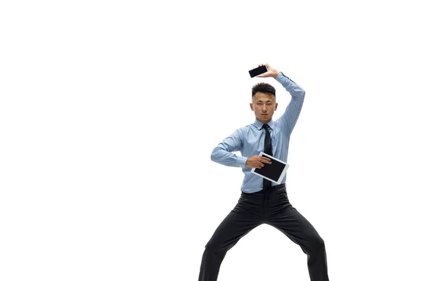 Homem em roupas de escritório praticando taekwondo em fundo branco. Um olhar incomum para o homem de negócios em movimento, ação. Desporto, estilo de vida saudável . — Fotografia de Stock