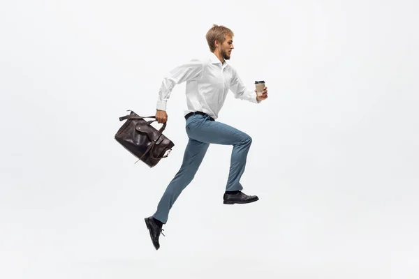 Homme en tenue de bureau courant, jogging sur fond blanc. Regard inhabituel pour l'homme d'affaires en mouvement, l'action. Sport, mode de vie sain. — Photo