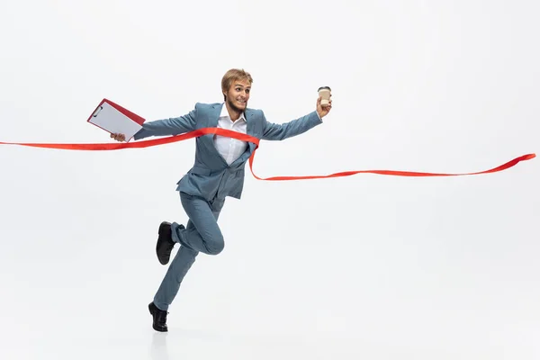 Hombre con ropa de oficina corriendo, corriendo sobre fondo blanco. Mirada inusual para hombre de negocios en movimiento, acción. Deporte, estilo de vida saludable . — Foto de Stock