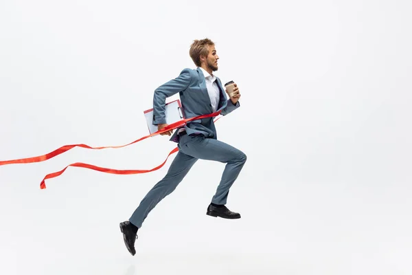 Uomo in abiti da ufficio in esecuzione, jogging su sfondo bianco. Look insolito per uomo d'affari in movimento, azione. Sport, stile di vita sano. — Foto Stock