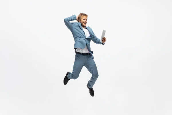 Biegający mężczyzna w biurowych ciuchach, biegający na białym tle. Niezwykłe spojrzenie na biznesmena w ruchu, akcja. Sport, zdrowy styl życia. — Zdjęcie stockowe