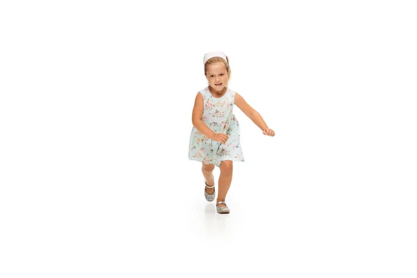 Feliz niña caucásica saltando y corriendo aislado sobre fondo blanco — Foto de Stock