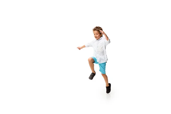 Feliz niño caucásico saltando y corriendo aislado sobre fondo blanco — Foto de Stock