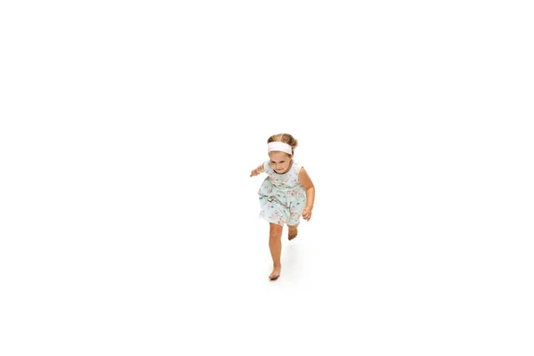 幸せな小さなcaucasian女の子ジャンプと実行孤立した上に白の背景 — ストック写真