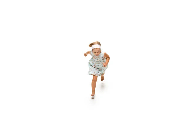 Happy little kaukaskie dziewczyna skoków i działa odizolowany na białym tle — Zdjęcie stockowe