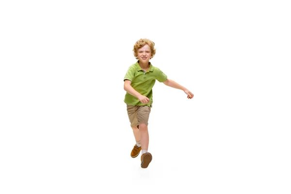 Щасливий маленький білий хлопчик стрибає і біжить ізольовано на білому тлі — стокове фото