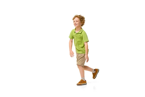 Feliz menino caucasiano pulando e correndo isolado no fundo branco — Fotografia de Stock