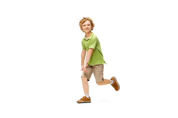 快乐的小高加索男孩在白种人的背景下独自跳跃和奔跑 — 图库照片