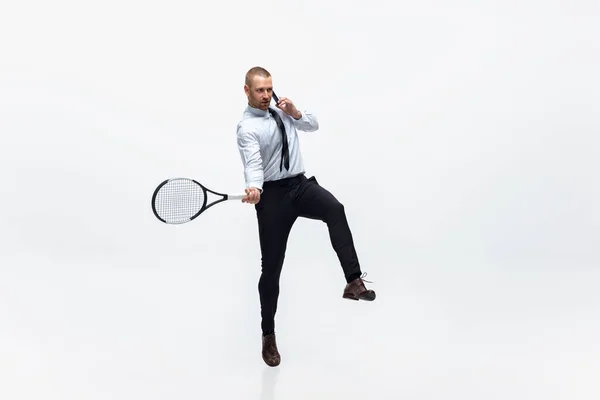 Hora de moverse. Hombre en ropa de oficina juega tenis aislado en fondo blanco estudio . —  Fotos de Stock