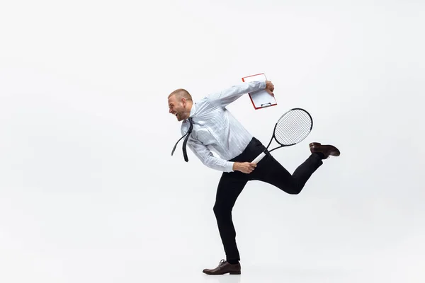 E 'ora di muoversi. Uomo in abiti da ufficio gioca a tennis isolato su sfondo bianco studio. — Foto Stock