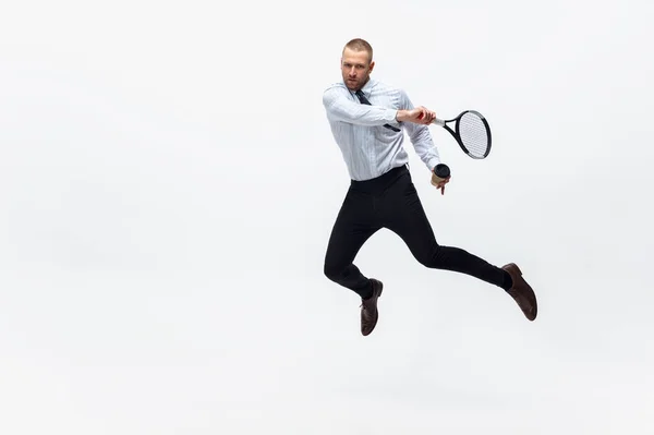 Hora de moverse. Hombre en ropa de oficina juega tenis aislado en fondo blanco estudio . —  Fotos de Stock