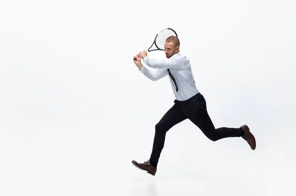 E 'ora di muoversi. Uomo in abiti da ufficio gioca a tennis isolato su sfondo bianco studio. — Foto Stock