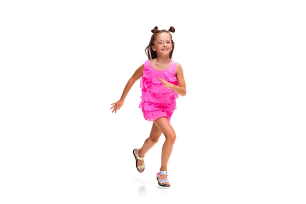 Ευτυχισμένο μικρό καυκάσιο κορίτσι πηδάει και τρέχει απομονωμένο σε λευκό φόντο — Φωτογραφία Αρχείου