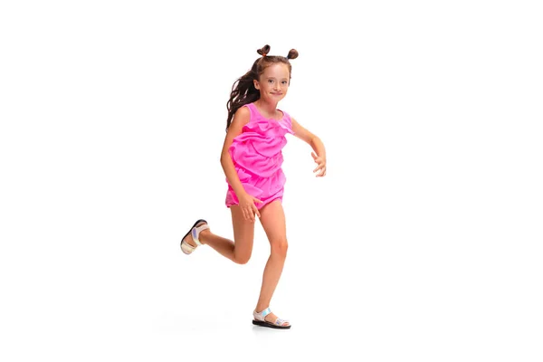 Ευτυχισμένο μικρό καυκάσιο κορίτσι πηδάει και τρέχει απομονωμένο σε λευκό φόντο — Φωτογραφία Αρχείου