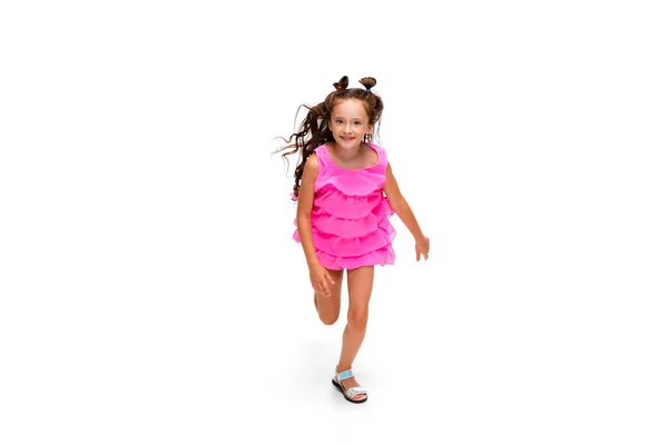 Glückliche kleine kaukasische Mädchen springen und laufen isoliert auf weißem Hintergrund — Stockfoto