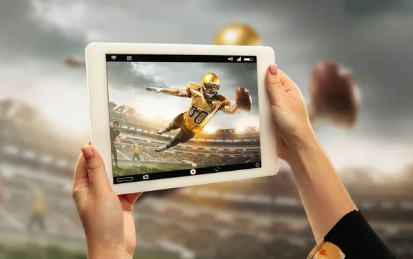 Close-up mãos segurando tablet visualização esporte, tradução on-line, streaming de campeonato — Fotografia de Stock