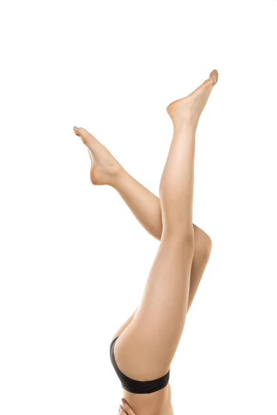 Hermosas piernas femeninas, glúteos y vientre aislados sobre fondo blanco. Cuerpo deportivo y sensual con la piel bien cuidada en ropa interior . — Foto de Stock