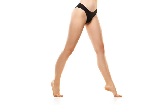 Belle gambe femminili, glutei e pancia isolata su sfondo bianco. Corpo sportivo e sensuale con pelle ben tenuta in biancheria intima. — Foto Stock