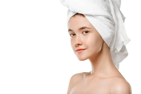 La journée beauté. Femme portant une serviette faisant sa routine quotidienne de soins de la peau isolé sur fond de studio blanc — Photo