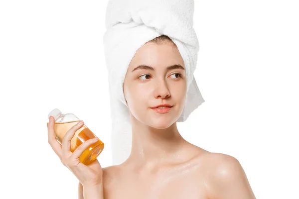 Día de la belleza. Mujer usando toalla haciendo su rutina diaria de cuidado de la piel aislada sobre fondo blanco del estudio — Foto de Stock