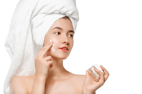 Schoonheidsdag. vrouw het dragen van handdoek doet haar dagelijkse huidverzorging routine geïsoleerd op witte studio achtergrond — Stockfoto