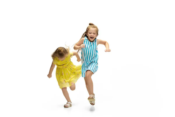 Feliz poco caucásico niñas saltando y corriendo aislado sobre fondo blanco — Foto de Stock