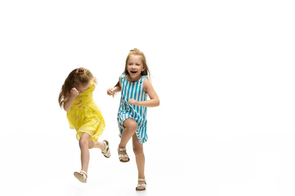 Feliz poco caucásico niñas saltando y corriendo aislado sobre fondo blanco — Foto de Stock