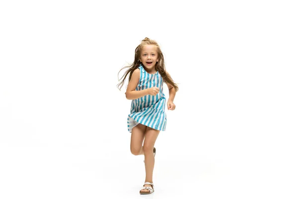 Happy petite fille caucasienne sautant et courant isolé sur fond blanc — Photo