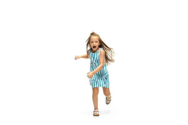 Щаслива маленька біла дівчинка стрибає і біжить ізольовано на білому тлі — стокове фото