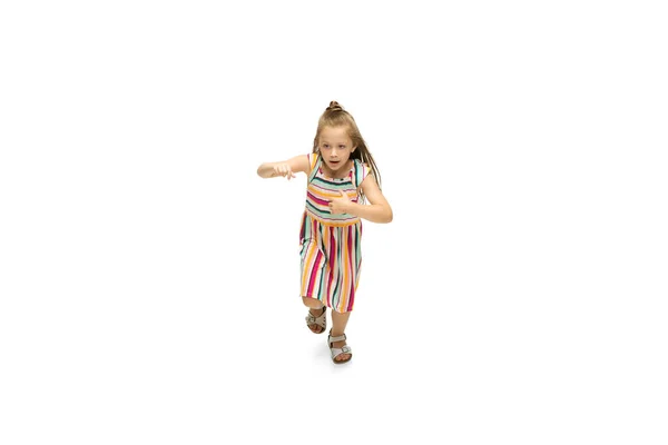 Щаслива маленька біла дівчинка стрибає і біжить ізольовано на білому тлі — стокове фото