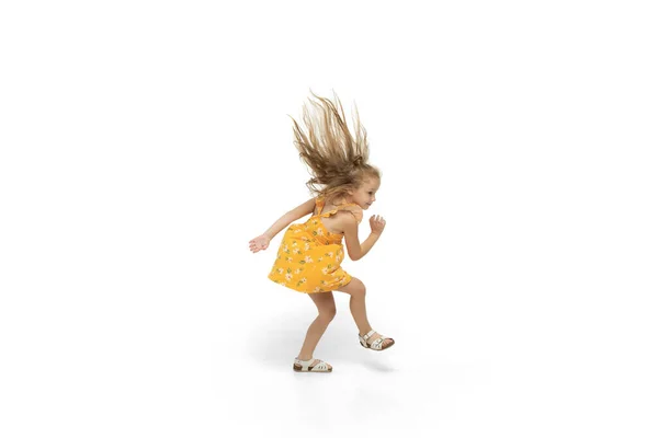 하얀 배경에서 뛰어다니고 달리는 행복 한 작은 코카서스 소녀 — 스톡 사진