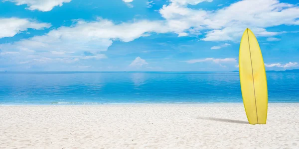 Sommar koncept flygblad. Surfingbräda med strand, sand och hav på bakgrunden — Stockfoto