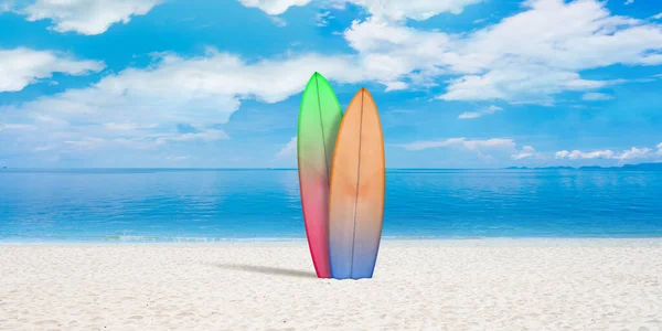 Καλοκαιρινό φυλλάδιο. Surfing σανίδες με παραλία, άμμο και ωκεανό ή θάλασσα στο παρασκήνιο — Φωτογραφία Αρχείου