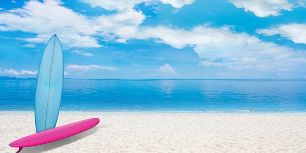 Volantino concettuale estivo. Tavole da surf con spiaggia, sabbia e mare o mare sullo sfondo — Foto Stock