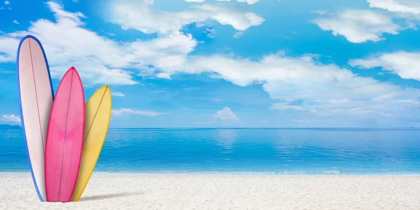 Nyári fogalom szórólap. Szörfdeszkák stranddal, homokkal, óceánnal vagy tengerrel a háttérben — Stock Fotó