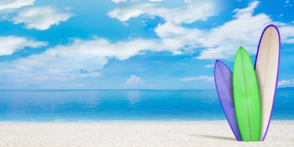 Nyári fogalom szórólap. Szörfdeszkák stranddal, homokkal, óceánnal vagy tengerrel a háttérben — Stock Fotó