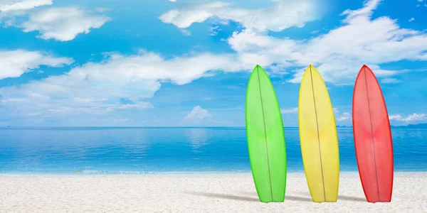 Volante de concepto de verano. Tablas de surf con playa, arena y océano o mar en el fondo —  Fotos de Stock