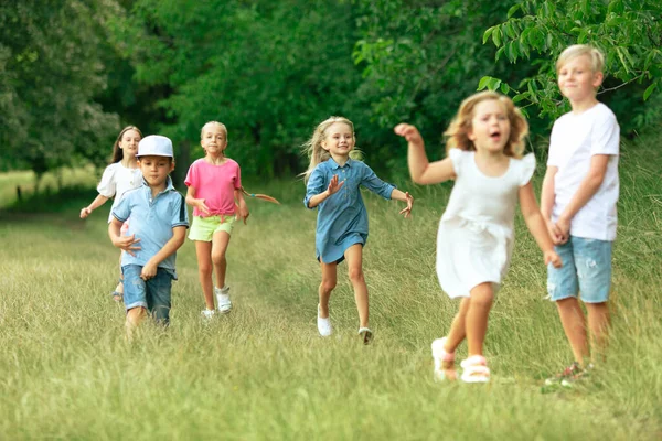 Niños, niños corriendo en el prado a la luz del sol —  Fotos de Stock