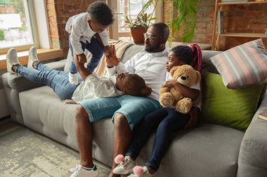 Karantina sırasındaki genç Afrikalı aile izolasyon süresince evde birlikte vakit geçiriyorlar.