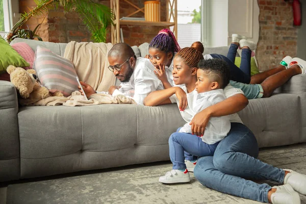 Jonge Afrikaanse familie tijdens quarantaine, isolatie tijd samen thuis doorbrengen — Stockfoto