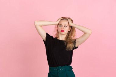 Pembe stüdyo geçmişindeki genç duygusal kadın. İnsani duygular, yüz ifadesi kavramı.