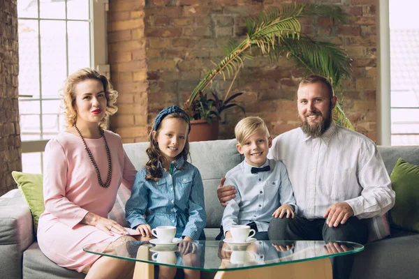 Retrato tradicional de familia feliz, pasado de moda. Padres e hijos alegres — Foto de Stock