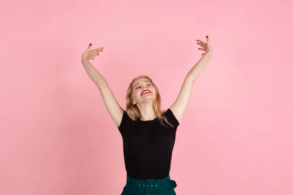 Jovem mulher emocional no fundo do estúdio rosa. Emoções humanas, conceito de expressão facial . — Fotografia de Stock