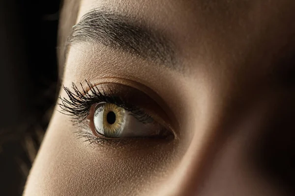 Close-up de rosto de bela mulher jovem caucasiana, foco em olhos. Emoções humanas, expressão facial, cosmetologia, corpo e conceito de cuidados com a pele . — Fotografia de Stock