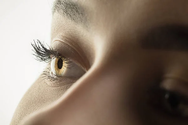 Close-up de rosto de bela mulher jovem caucasiana, foco em olhos. Emoções humanas, expressão facial, cosmetologia, corpo e conceito de cuidados com a pele . — Fotografia de Stock