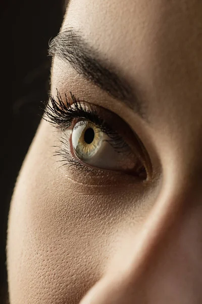 Närbild av ansiktet på vackra kaukasiska unga kvinna, fokusera på ögonen. Mänskliga känslor, ansiktsuttryck, kosmetologi, kropp och hudvård. — Stockfoto