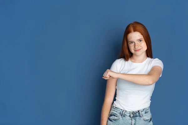 Niñas caucásicas retrato aislado en fondo estudio azul. Hermosa modelo femenina. Concepto de emociones humanas, expresión facial, ventas, publicidad, cultura juvenil . —  Fotos de Stock