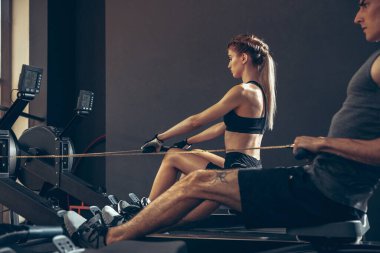 Güzel, genç, sportif çift eğitimi, spor salonunda birlikte antrenman.